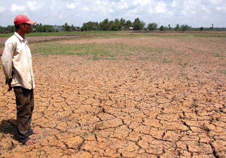 Khí hậu thay đổi, khô hạn đe dọa khắp cả nước.